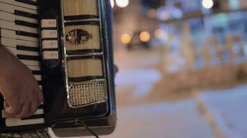 Mens spelen accordeon in de straat en verdienen geld video