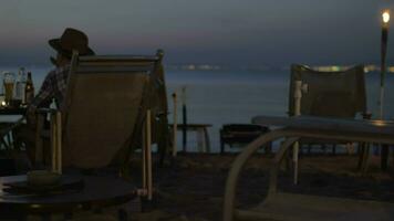 Paar im Cafe durch das Meer video