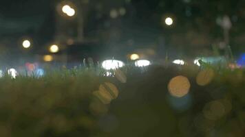 bicchiere palla a il ciglio della strada a notte video
