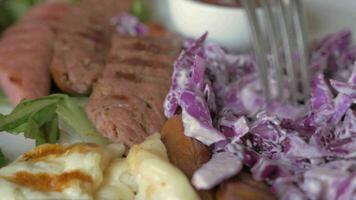 Essen Würste und rot Kohl Salat video