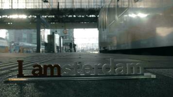 mensen Bij de station van Amsterdam video