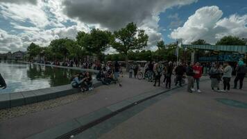 espaço de tempo do turistas tráfego às Eu amsterdam slogan perto Rijksmuseum video