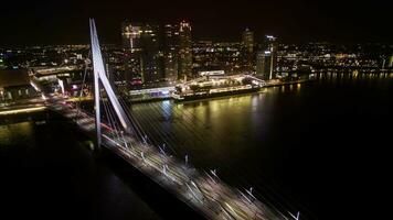 timelapse van auto verkeer Aan erasmus brug in nacht Rotterdam video