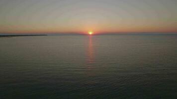 aereo Visualizza di mare con molo a tramonto video