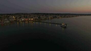 vliegend over- toeristisch boot in zee Bij nacht video