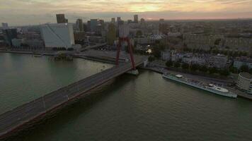 Rotterdam im das Abend, Antenne Aussicht video