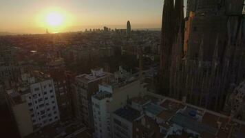 antenne visie van Barcelona met sagrada familia Bij zonsondergang video