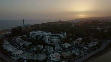 gran Canaria Küste mit Resort beim Sonnenuntergang video