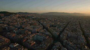 aérien paysage urbain de Barcelone à le coucher du soleil video