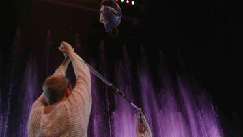 kvinna akrobat utför på horisontell bar i de cirkus video