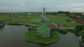antenne schot van oud windmolens en velden in Nederland video