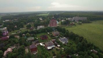 vliegend over- lukino dorp met kathedraal van hemelvaart video