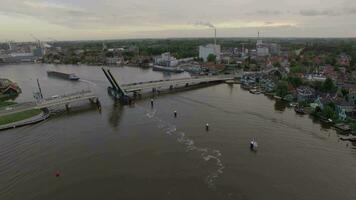 antenne visie van rivier- met ophaalbrug en schip, Nederland video