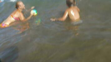 lekfull barn badning i hav med boll video