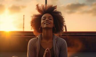 un sonriente africano americano mujer trabajando hacia un yoga actitud en el verano Dom foto