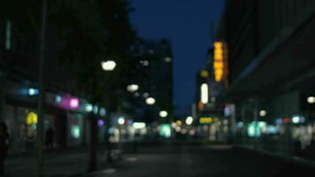desfocado tiro do noite rua com iluminado faixas video