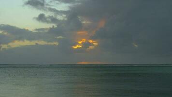 Wasserlandschaft mit ruhig Meer und wolkig Abend Himmel video