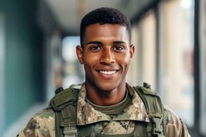 un joven negro hombre en un militar uniforme es sonriente y posando para un foto