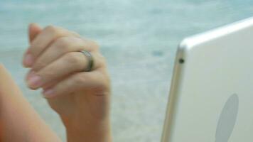 mujer utilizando inteligente anillo a controlar computadora video