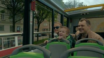 visie van gelukkig jong familie hebben reis in stad rondkijken bus excursie in Frankfurt ben hoofd, Duitsland video