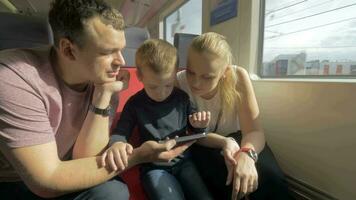 visie van een jong familie in de spoorweg reis video