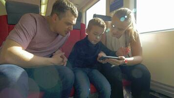 Aussicht von glücklich Familie im das Eisenbahn Ausflug mit Smartphone, Prag, Tschechisch Republik video