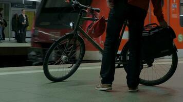 homme avec bicyclette attendre pour métro train video