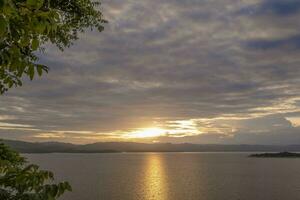 viaje para hermosa naturaleza lago atardecer, relajarse vacaciones con paisaje cielo y noche luz de sol, calma al aire libre fiesta agua reflexión con nube ver fondo, pacífico calma horizonte montaña foto