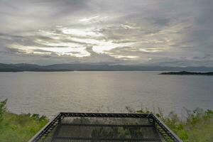 viaje para hermosa naturaleza lago puesta de sol con hamaca, relajarse vacaciones con paisaje cielo y noche luz de sol, calma al aire libre fiesta agua reflexión con nube ver fondo, pacífico calma horizonte foto