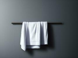 limpiar blanco toalla en un percha foto