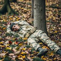 un muy joven blanco soldado herido acostado y dormido debajo un árbol. ai generativo foto