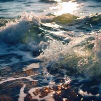 un grande cuerpo de agua con olas viniendo en a apuntalar foto