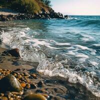 un grande cuerpo de agua con olas viniendo en a apuntalar foto