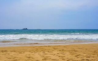 hermoso paisaje panorama olas fuertes playa bentota en sri lanka. foto