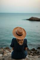 ai generativo un mujer con un sombrero es mirando a el Oceano foto