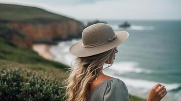 ai generativo un mujer con un sombrero es mirando a el Oceano foto