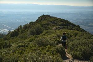 mujer carreras mediante el montañas de Montserrat en Cataluña, España. foto