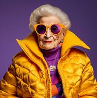 un mayor dama en un amarillo chaqueta y Gafas de sol posando para el cámara, moderno envejecimiento valores imágenes, ai generado envejecimiento imágenes foto