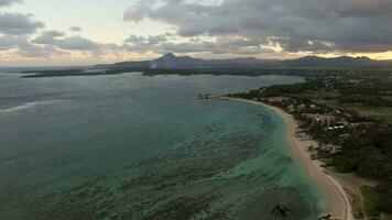 Flygfoto över kustlinjen på Mauritius Island video