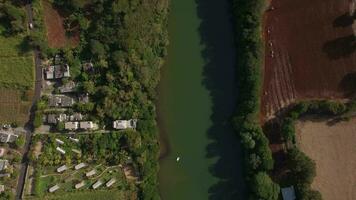 Antenne Aussicht von Fluss, Stadt, Dorf und Ackerland im Mauritius video