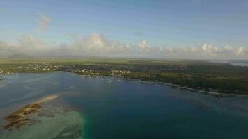 aéreo pájaro ojo ver de costa con arena playa y transparente agua de indio océano, Mauricio isla video