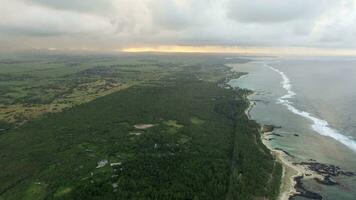 aéreo pássaro olho Visão do costa com areia de praia e Palma árvores e água do indiano oceano, Maurícia ilha video