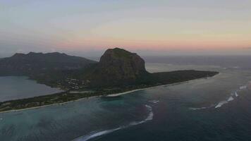 Mauritius antenne visie met le Morne brabant berg en oceaan video