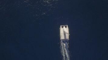 antenne top visie van het zeilen wit jacht in leeg oceaan blauw water, Mauritius eiland video