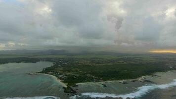 vliegend over- Mauritius met haar blauw lagunes video