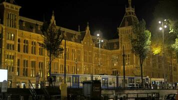 visie van in beweging boot Aan de rivier- Amstel van historisch gebouwen in de stad centrum Amsterdam, Nederland video