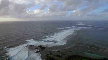 Antenne Aussicht von Wasser Linie von Meere Das tun nicht mischen gegen Blau Himmel mit Wolken, Mauritius Insel video