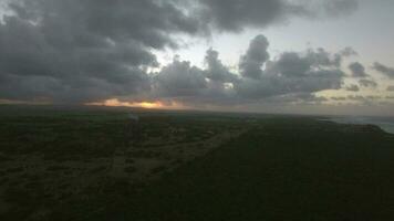 aereo Visualizza di mauritius isola, foreste, azienda agricola, i campi e colline contro tramonto cielo e rosa nuvole video