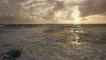 Oceano paisaje acuático a atardecer, aéreo ver video