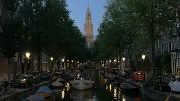 visie van zuiden kerk zuiderkerk en de kanaal met boten Aan de voorgrond, Amsterdam, Nederland video